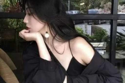 21岁女孩靠“隐私部位”年赚8300万美元比肩詹姆斯！这届网红为何集体反着穿？