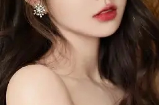 46岁张柏芝三亚度假被拍无滤镜生图：腰间一点肉引发全民审美大辩论